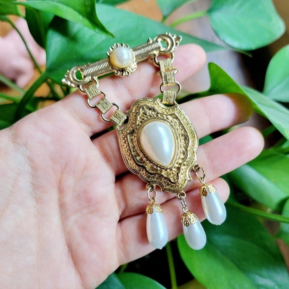 Vintage Ornate Faux Pearl Boucher Brooch Pin - Picture 3 of 7